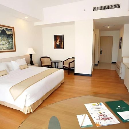 Sintesa Peninsula Hotel Manado Buitenkant foto