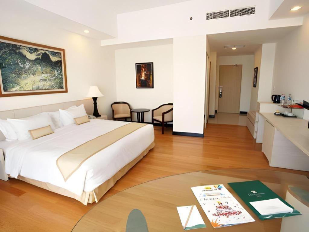 Sintesa Peninsula Hotel Manado Buitenkant foto