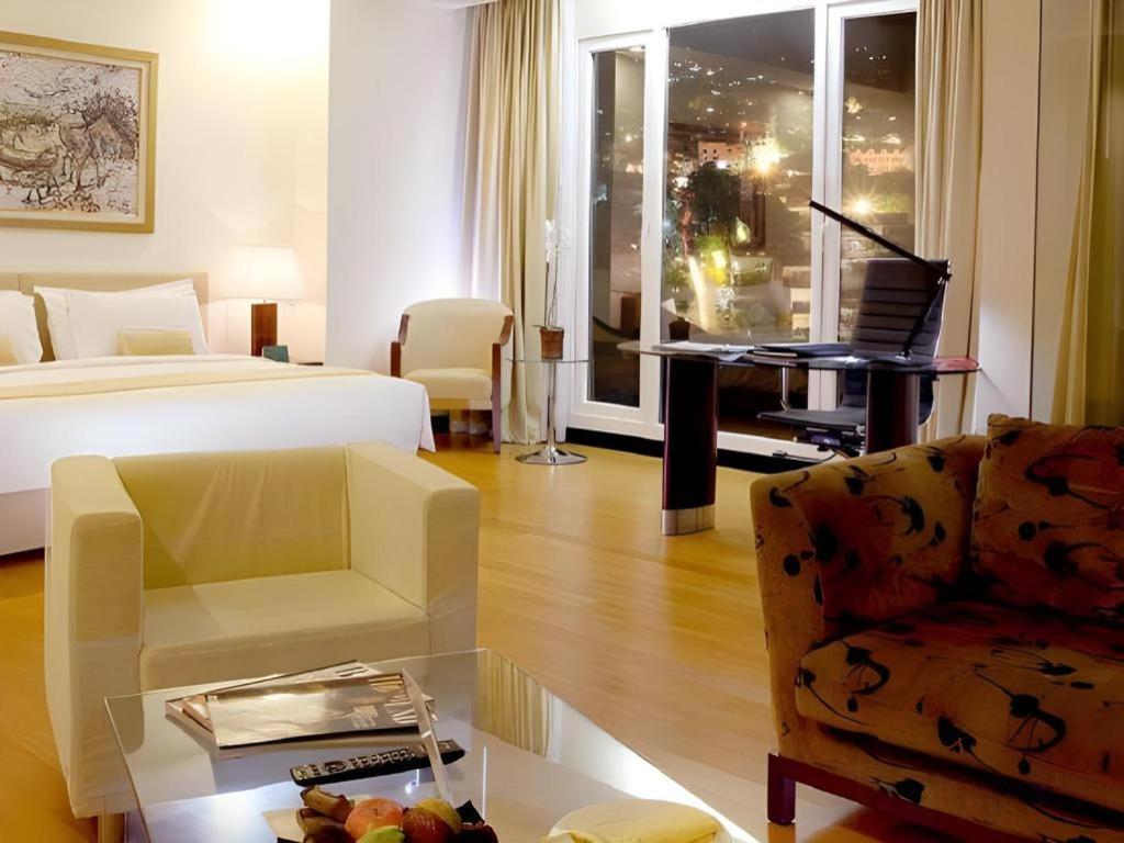 Sintesa Peninsula Hotel Manado Buitenkant foto