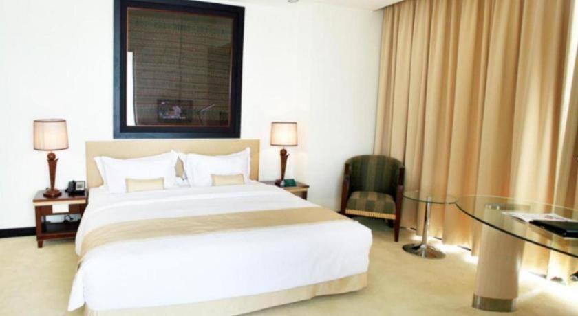 Sintesa Peninsula Hotel Manado Buitenkant foto