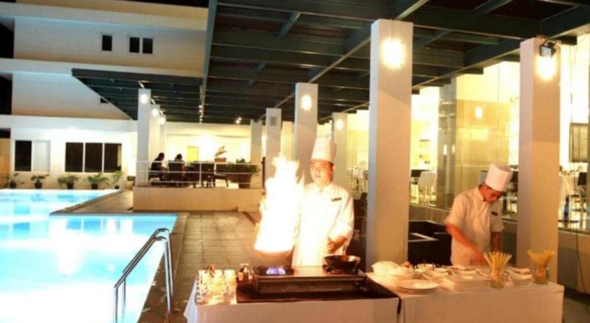 Sintesa Peninsula Hotel Manado Buitenkant foto