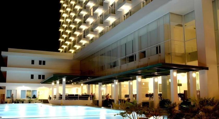 Sintesa Peninsula Hotel Manado Buitenkant foto