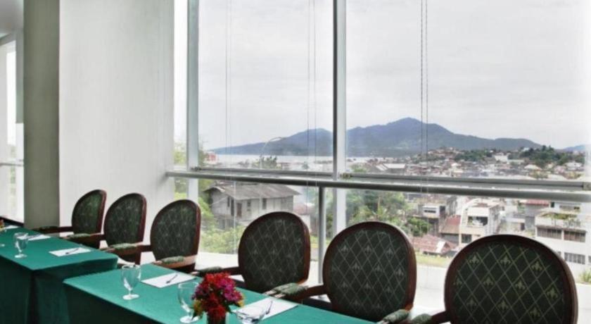 Sintesa Peninsula Hotel Manado Buitenkant foto