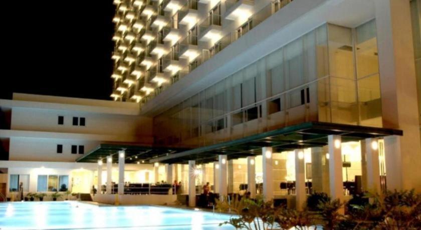 Sintesa Peninsula Hotel Manado Buitenkant foto