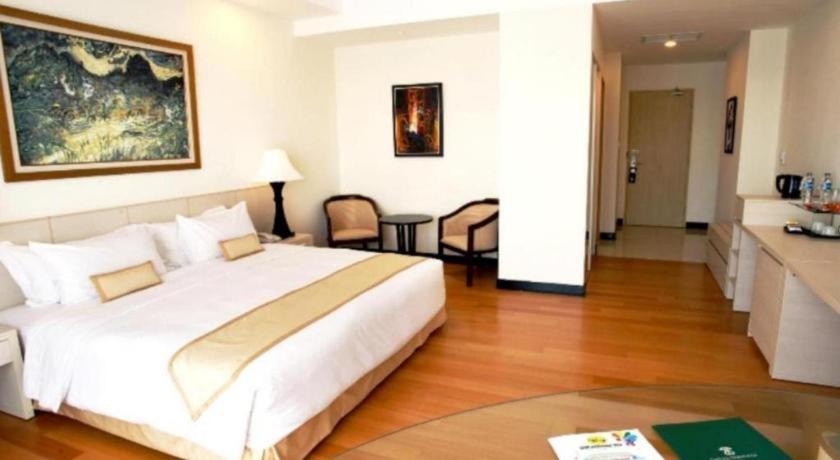 Sintesa Peninsula Hotel Manado Buitenkant foto