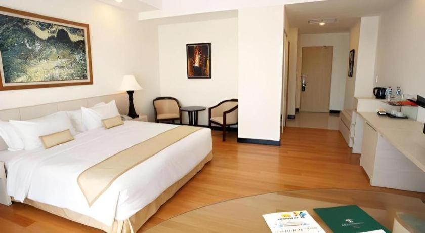 Sintesa Peninsula Hotel Manado Buitenkant foto