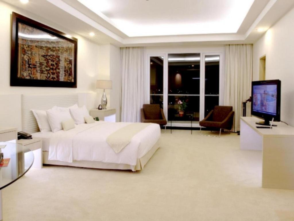 Sintesa Peninsula Hotel Manado Buitenkant foto