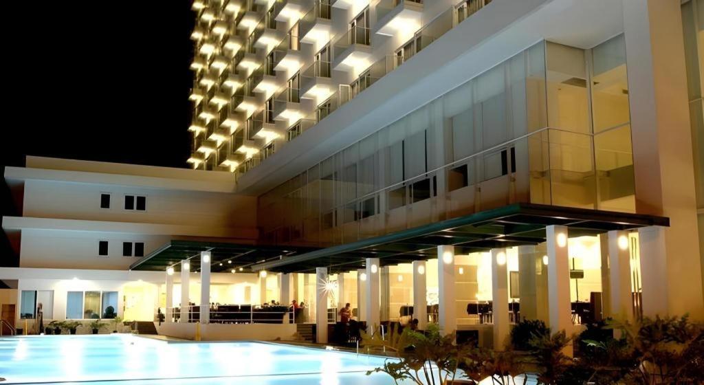 Sintesa Peninsula Hotel Manado Buitenkant foto