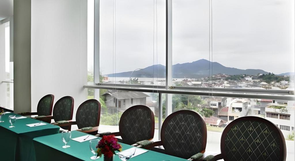 Sintesa Peninsula Hotel Manado Buitenkant foto